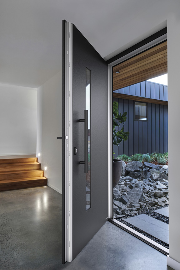 vergrößerte Ansicht Kunststoff-Haustür AMENTA von WERU im Profil geöffnet, Bildquelle: WERU GmbH